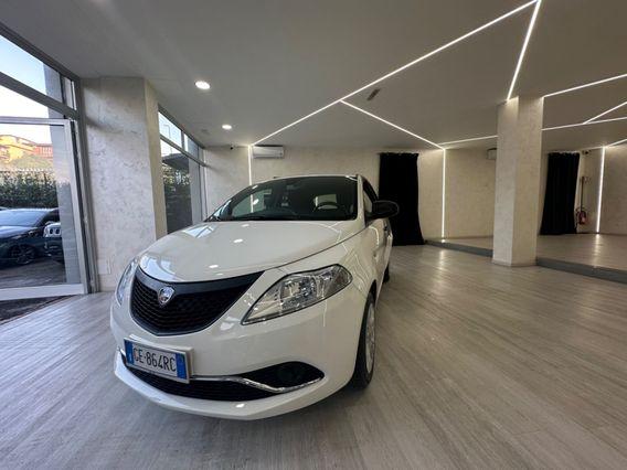 Lancia Ypsilon 1.0 FireFly 5 porte S&S Hybrid Ecochic Silver