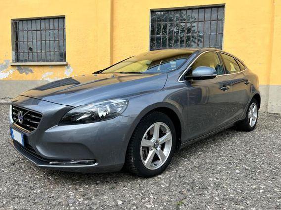 VOLVO V40 D3 Momentum