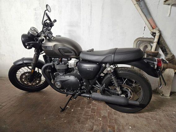 Triumph Bonneville T100 black.