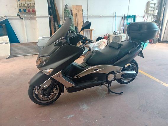 T-max totalblack del 2007 con 27000 km