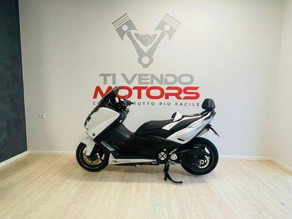 YAMAHA TMAX 530 Black and White